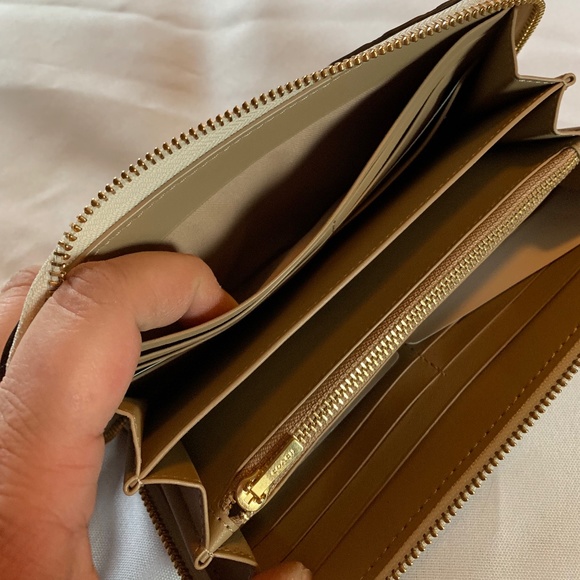 🎉Host Pick🎉 NWT White Embossed Coach Wallet  / Wristlet in White with Bo… - Picture 7 of 15